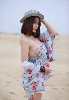 粉嘟嘟可爱小美女性感爆乳海边美腿湿身撩人写真