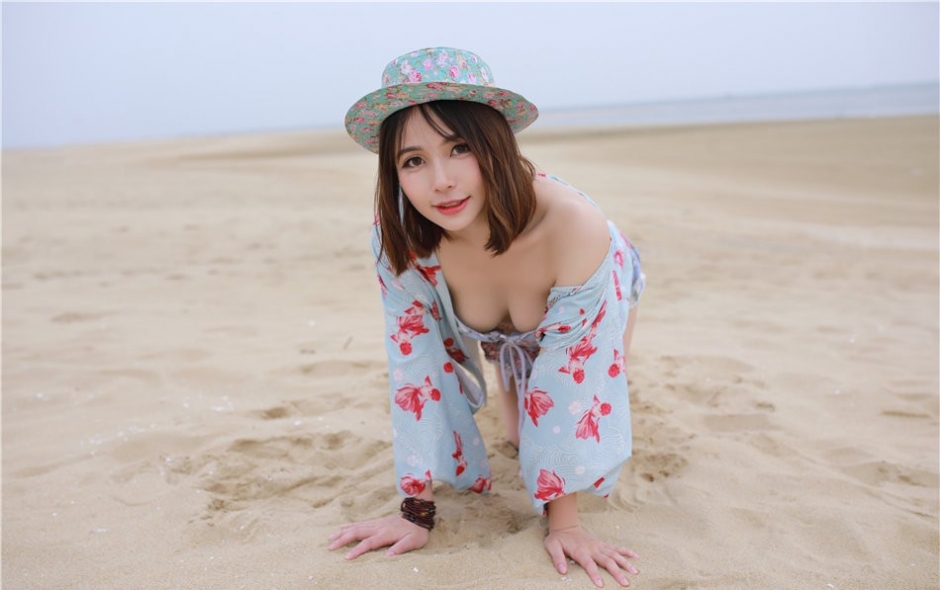 粉嘟嘟可爱小美女性感爆乳海边美腿湿身撩人写真