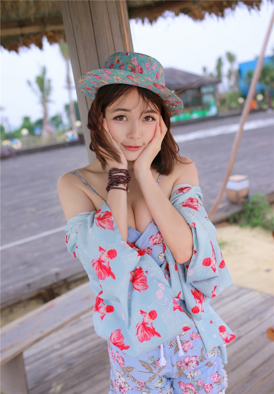 粉嘟嘟可爱小美女性感爆乳海边美腿湿身撩人写真