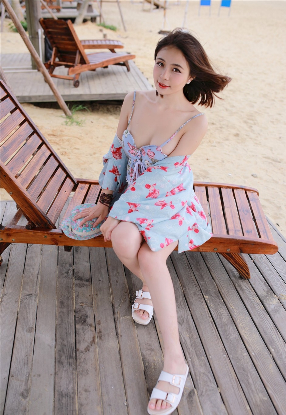 粉嘟嘟可爱小美女性感爆乳海边美腿湿身撩人写真