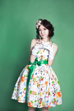 白嫩美女蓬蓬裙写真清纯迷人