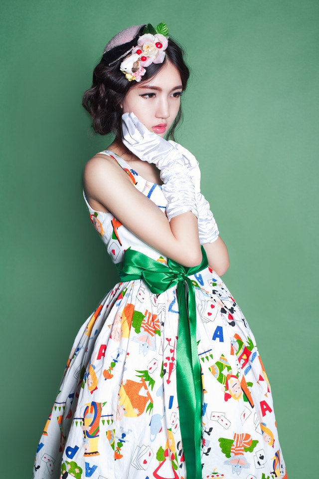 白嫩美女蓬蓬裙写真清纯迷人