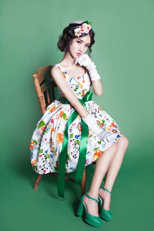 白嫩美女蓬蓬裙写真清纯迷人