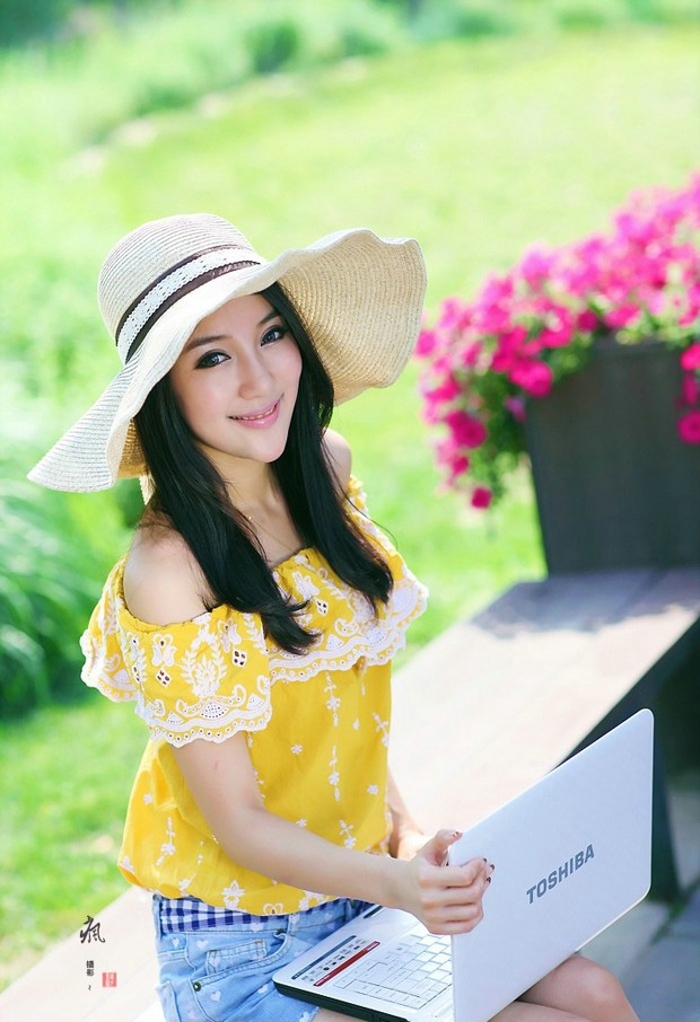 清纯美女户外写真阳光迷人