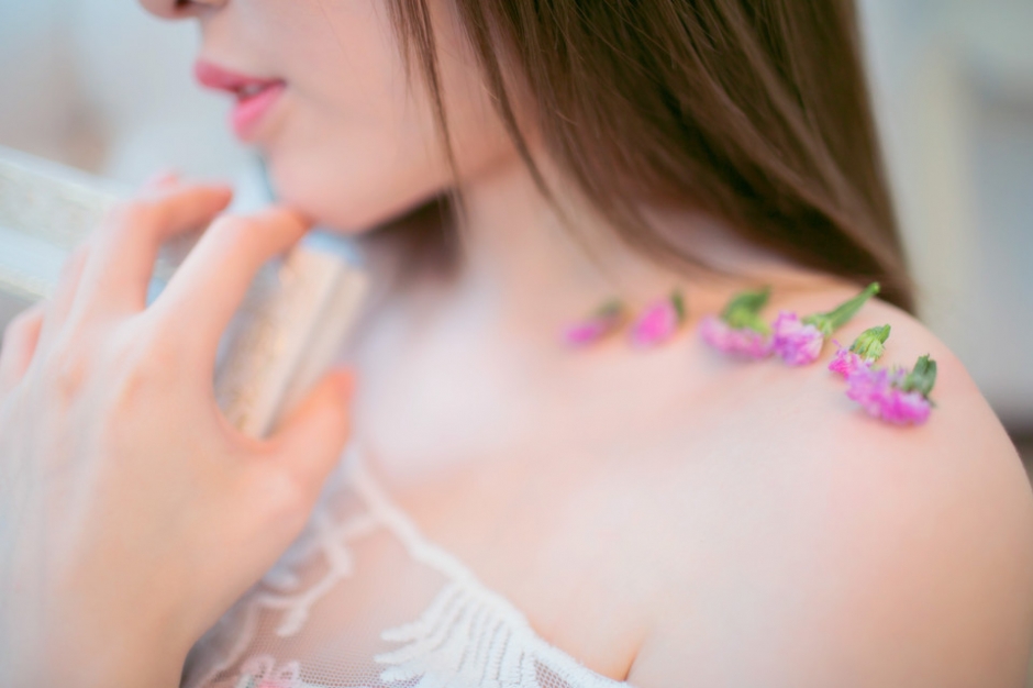 长发美女沙发妩媚写真长腿迷人