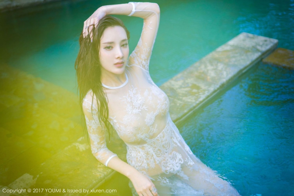 气质女神周妍希红裙写真长腿迷人