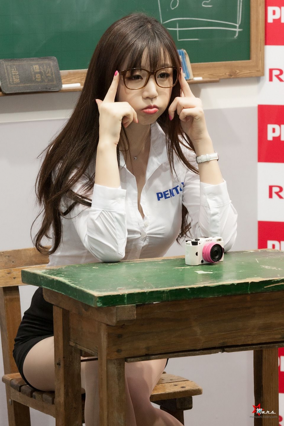 韩国车模洪知延制服写真长腿迷人