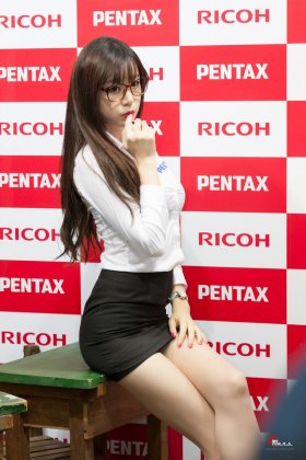 韩国车模洪知延制服写真长腿迷人