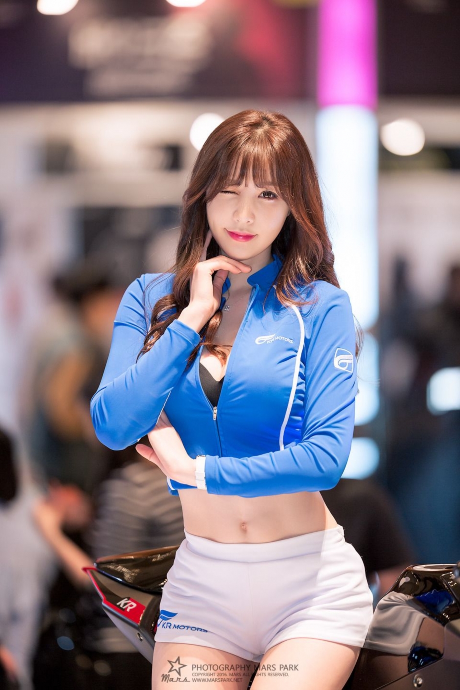 韩国车模洪知延制服写真长腿迷人