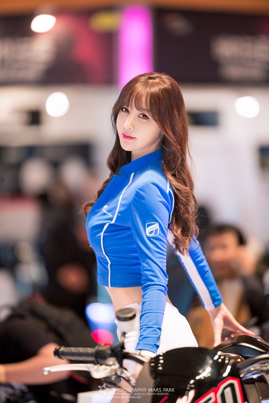 韩国车模洪知延制服写真长腿迷人