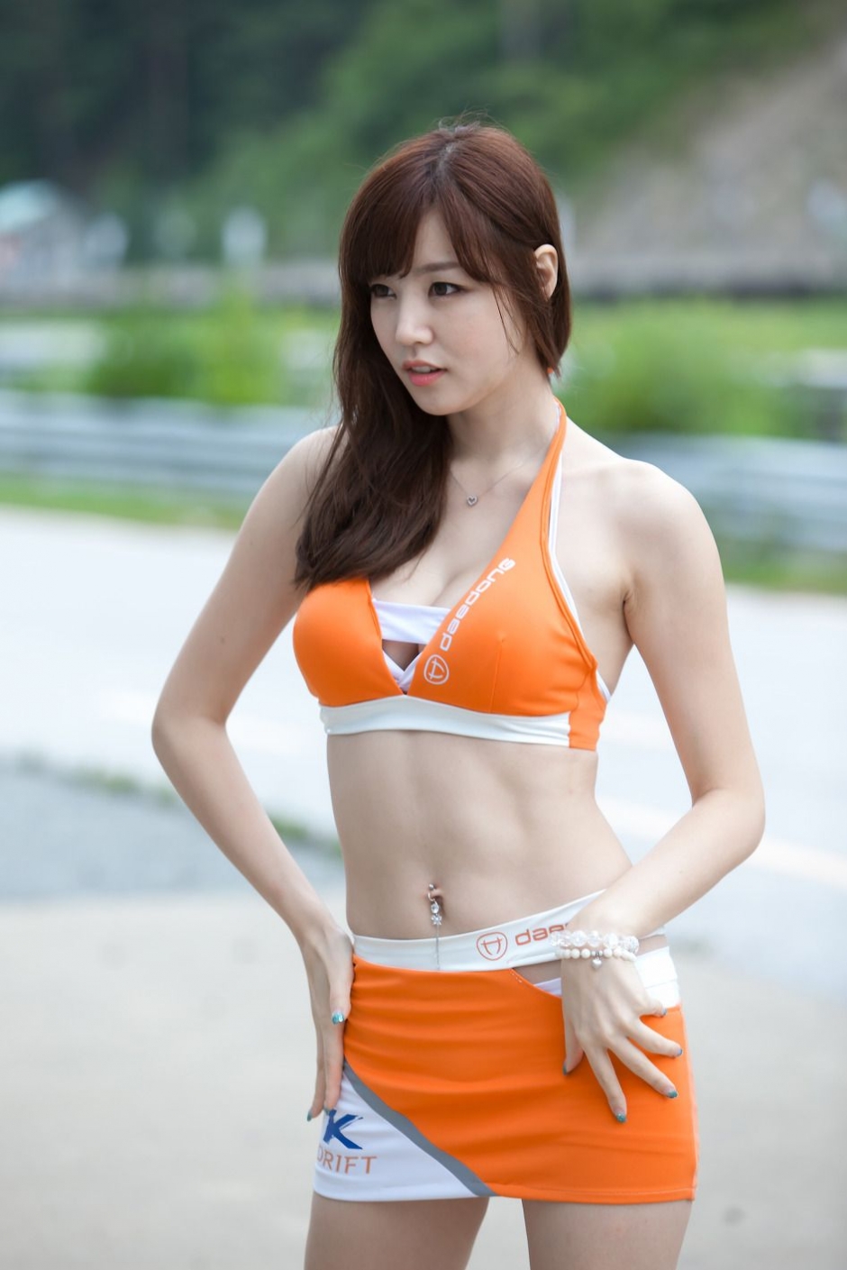 韩国车模洪知延制服写真长腿迷人