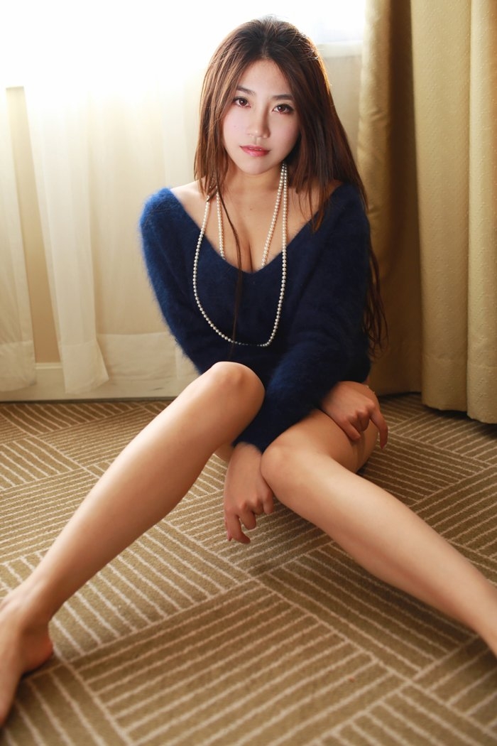 长腿美女许诺低胸写真性感迷人