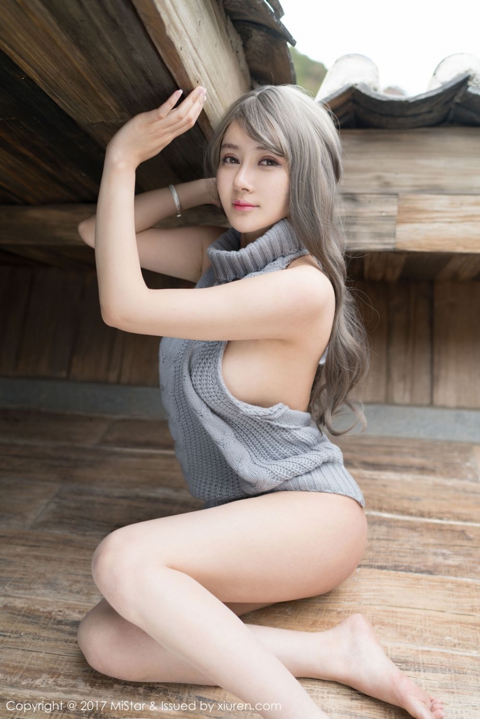 性感女神凯竹露背毛衣写真翘臀诱人