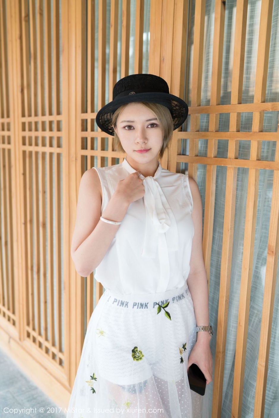 性感女神凯竹露背毛衣写真翘臀诱人