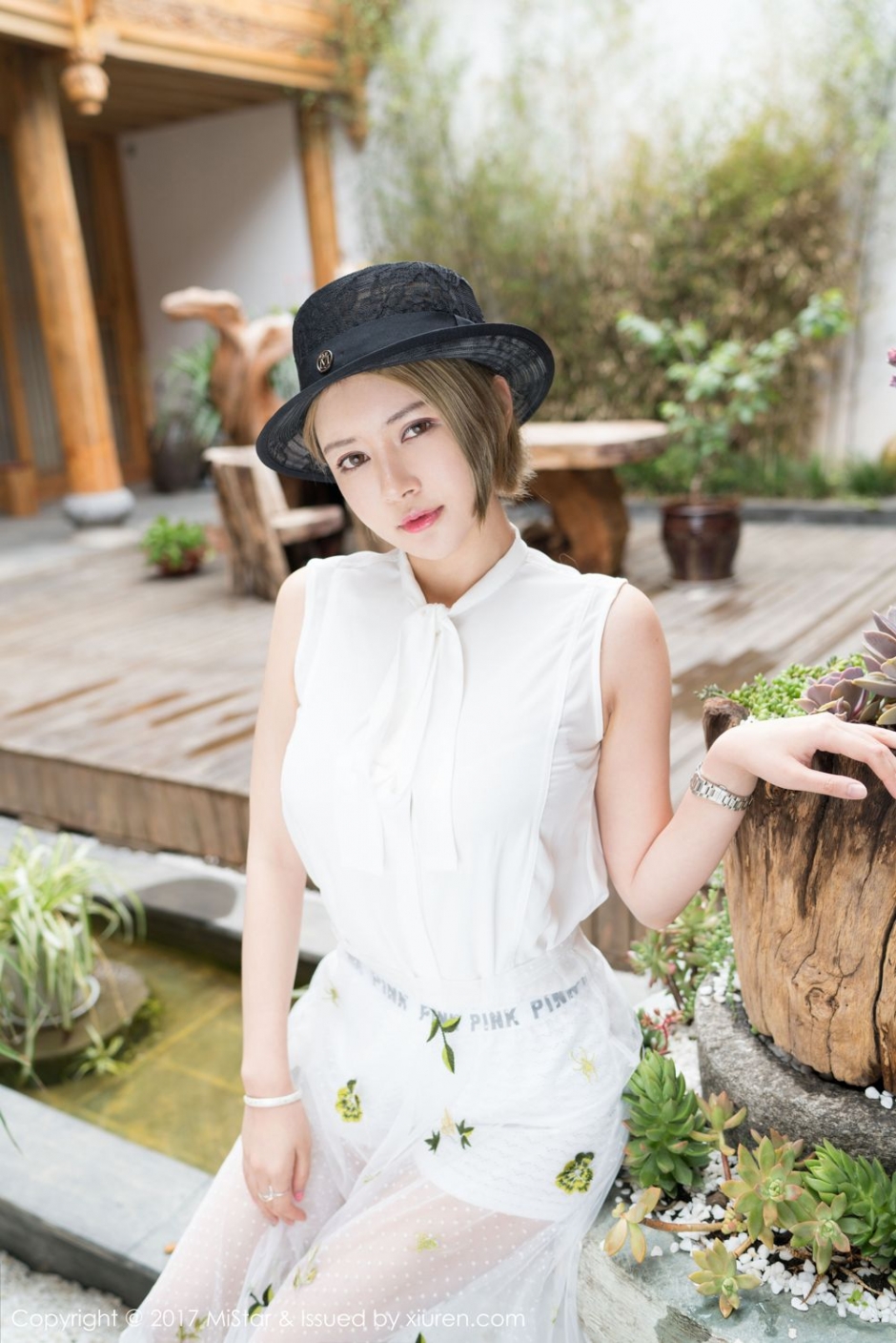 性感女神凯竹露背毛衣写真翘臀诱人