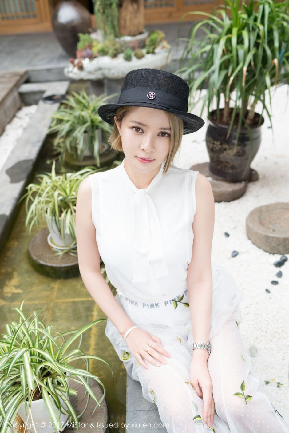 性感女神凯竹露背毛衣写真翘臀诱人