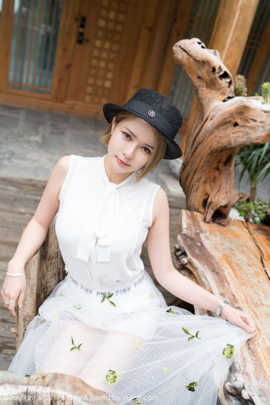 性感女神凯竹露背毛衣写真翘臀诱人