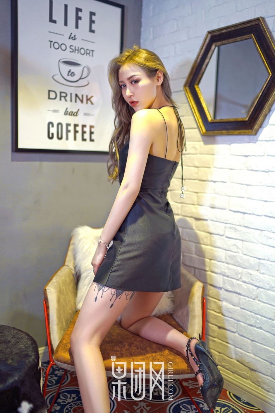 长腿美女晗晗吊带短裙写真气质迷人