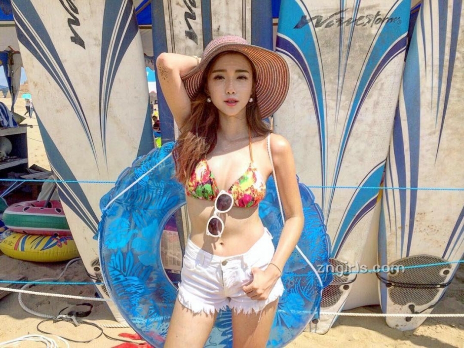 长腿美女吕妍芯比基尼生活照白嫩迷人