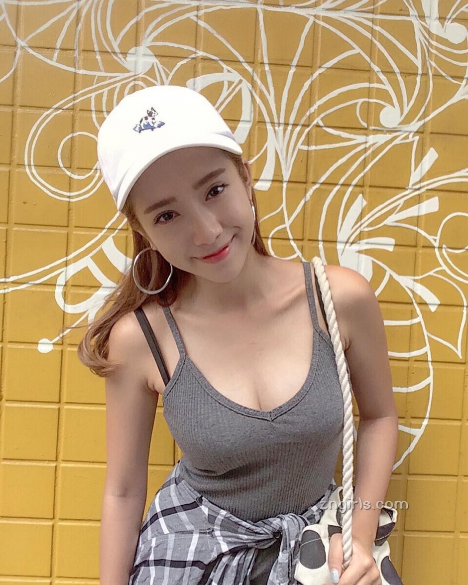 长腿美女吕妍芯比基尼生活照白嫩迷人