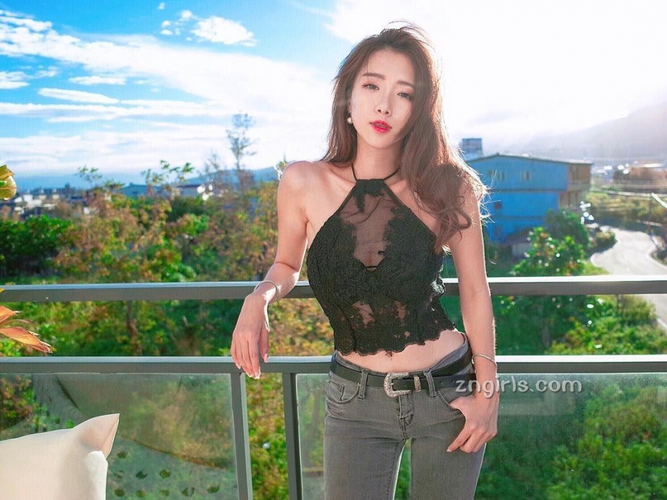 长腿美女吕妍芯比基尼生活照白嫩迷人