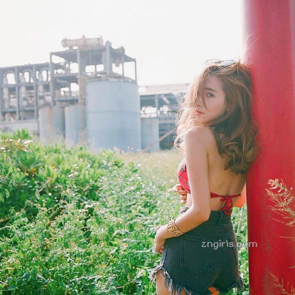 长腿美女吕妍芯比基尼生活照白嫩迷人