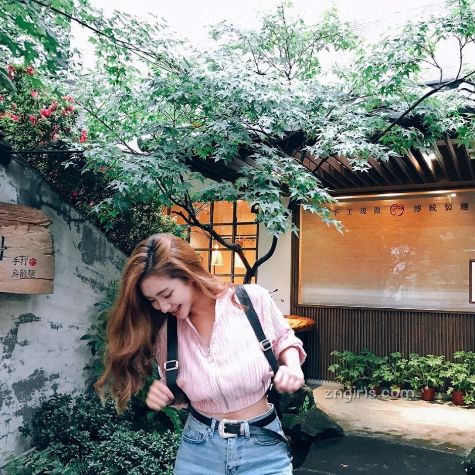 长腿美女吕妍芯比基尼生活照白嫩迷人