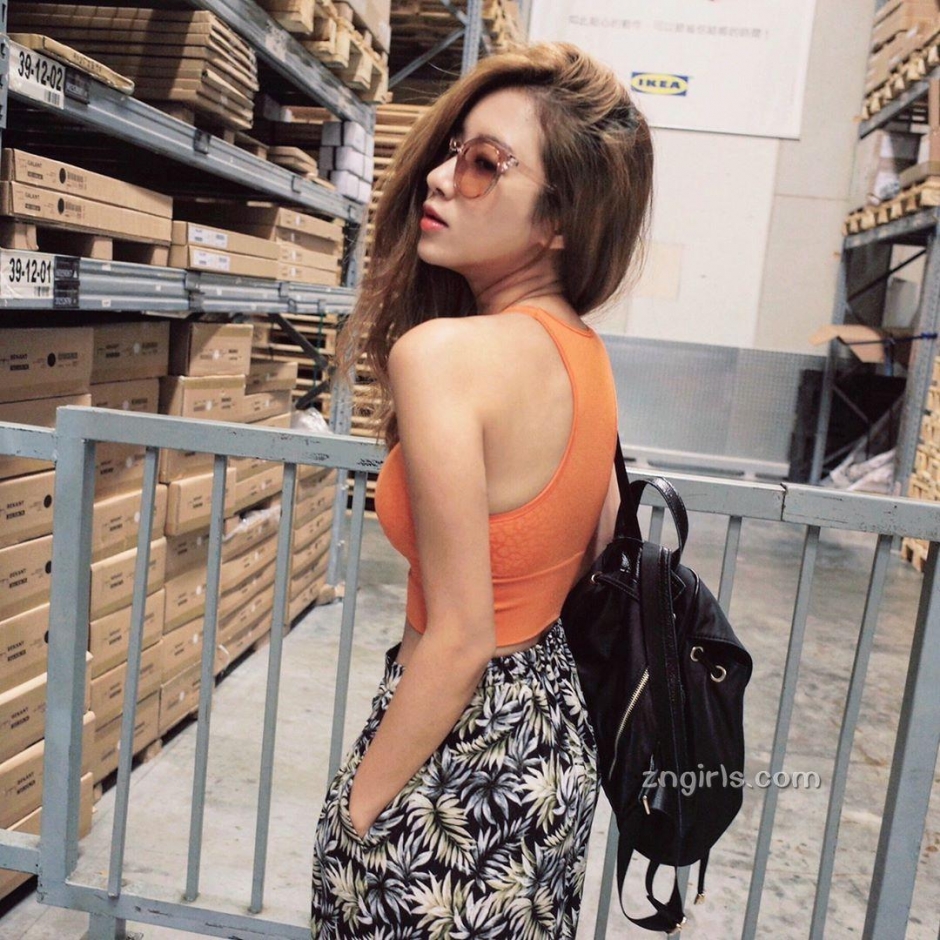 长腿美女吕妍芯比基尼生活照白嫩迷人