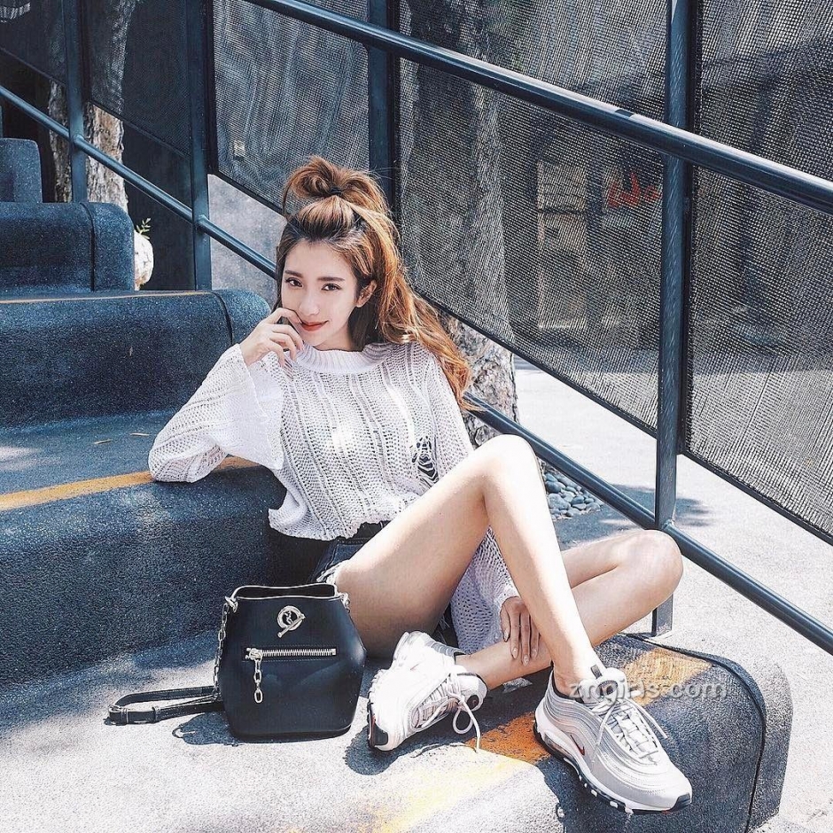 长腿美女吕妍芯比基尼生活照白嫩迷人