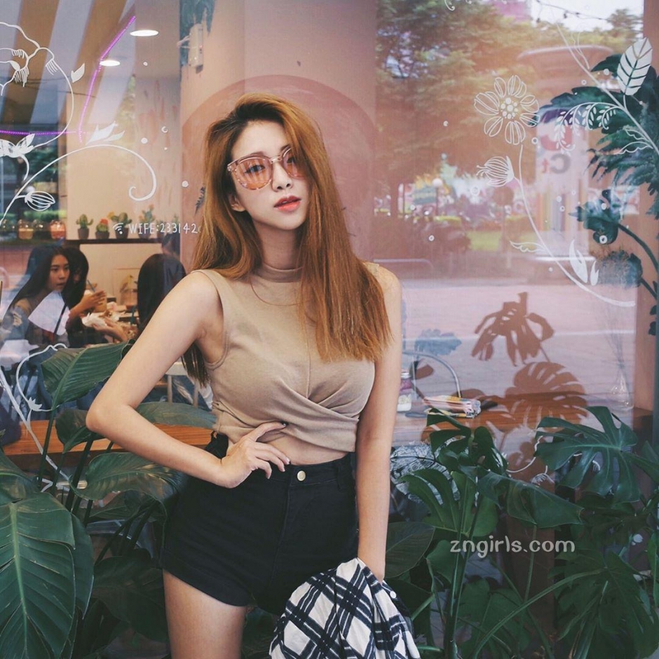 长腿美女吕妍芯比基尼生活照白嫩迷人