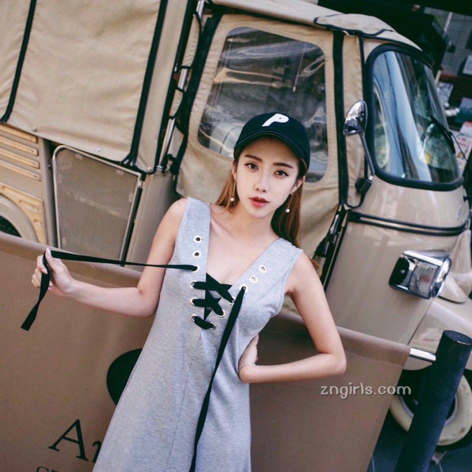 长腿美女吕妍芯比基尼生活照白嫩迷人