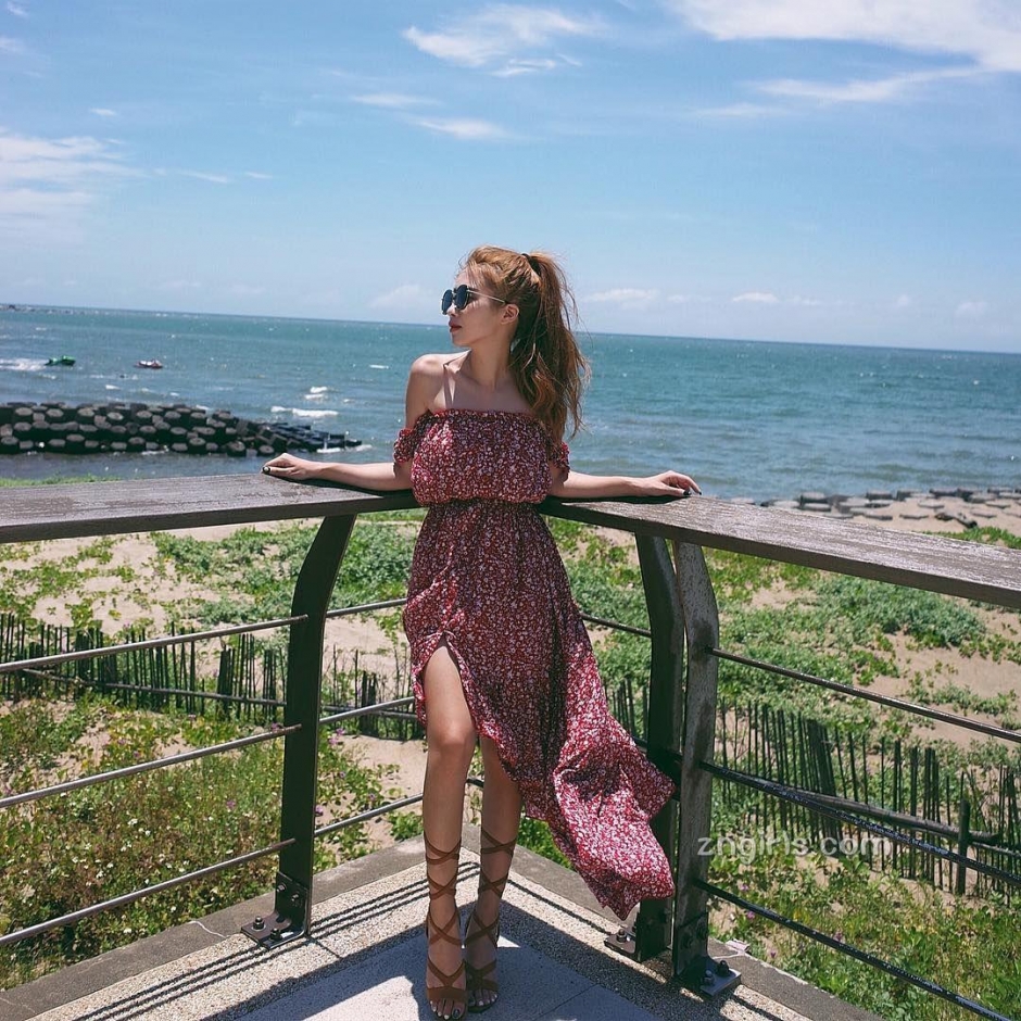 长腿美女吕妍芯比基尼生活照白嫩迷人