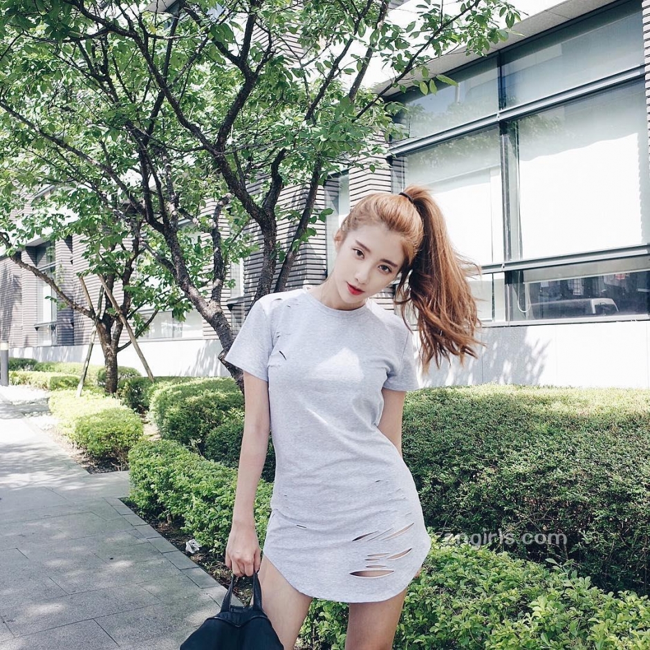 长腿美女吕妍芯比基尼生活照白嫩迷人