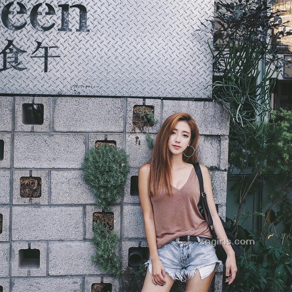 长腿美女吕妍芯比基尼生活照白嫩迷人