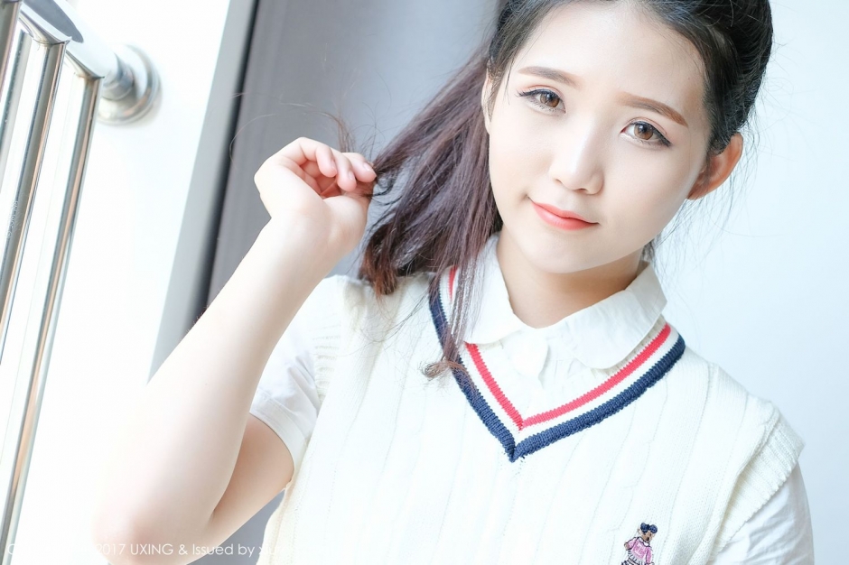 清纯学生服可爱马尾妹子小叶子清纯动人居家写真