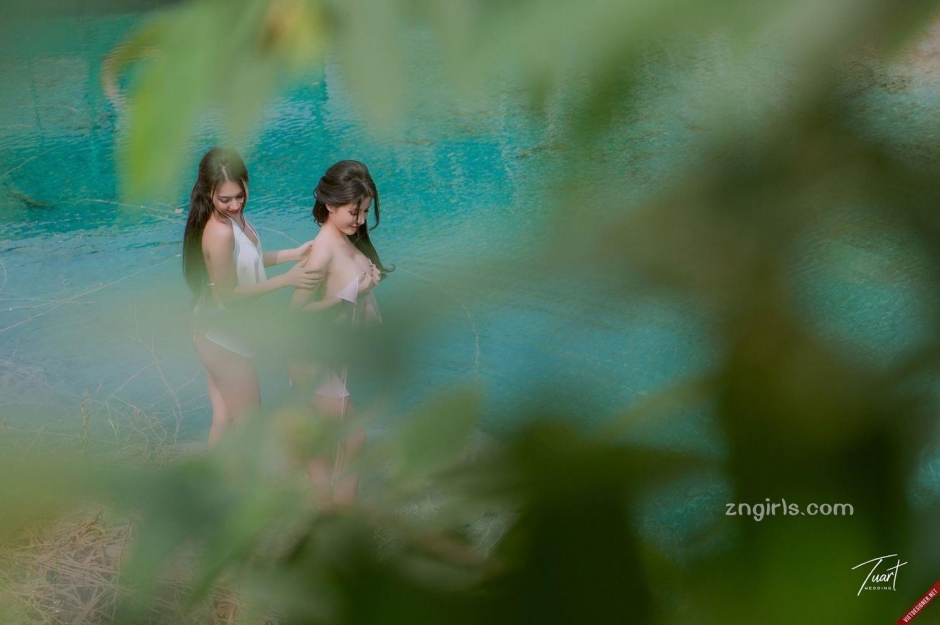 乡村姐妹花户外吊带写真美乳翘臀诱人