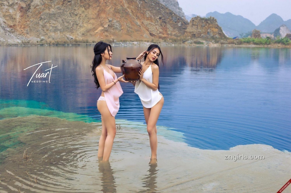 乡村姐妹花户外吊带写真美乳翘臀诱人