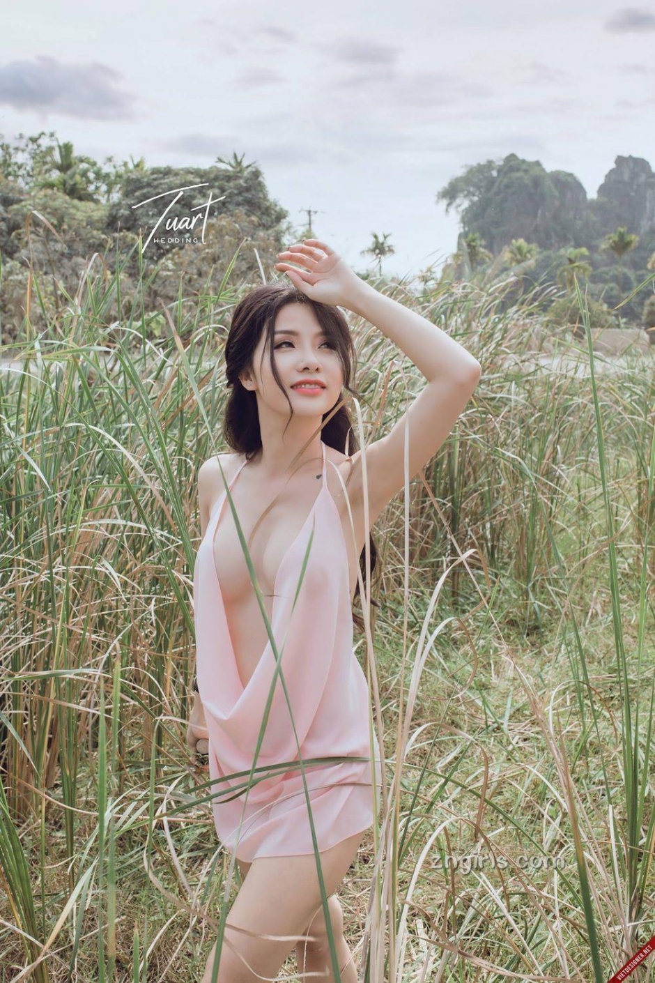 乡村姐妹花户外吊带写真美乳翘臀诱人