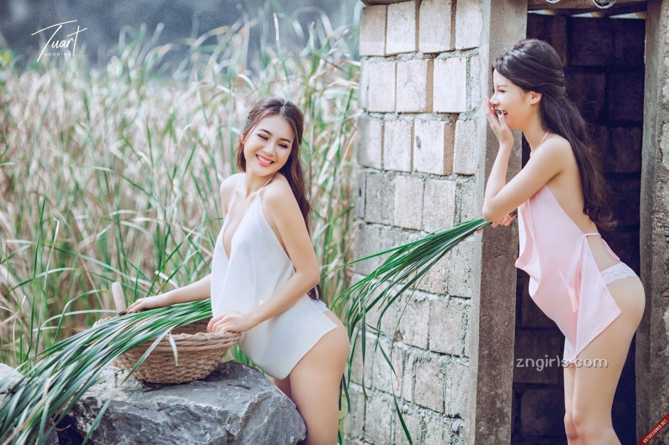 乡村姐妹花户外吊带写真美乳翘臀诱人