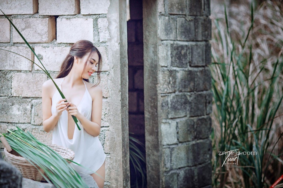 乡村姐妹花户外吊带写真美乳翘臀诱人