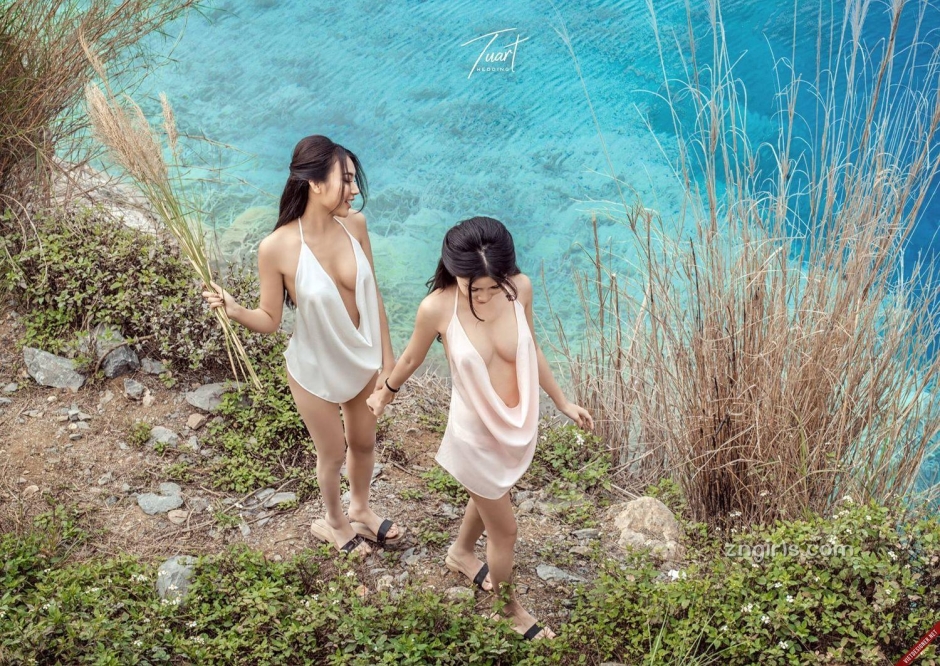 乡村姐妹花户外吊带写真美乳翘臀诱人