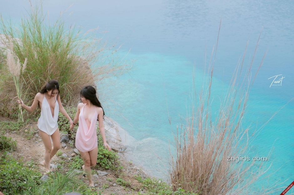 乡村姐妹花户外吊带写真美乳翘臀诱人