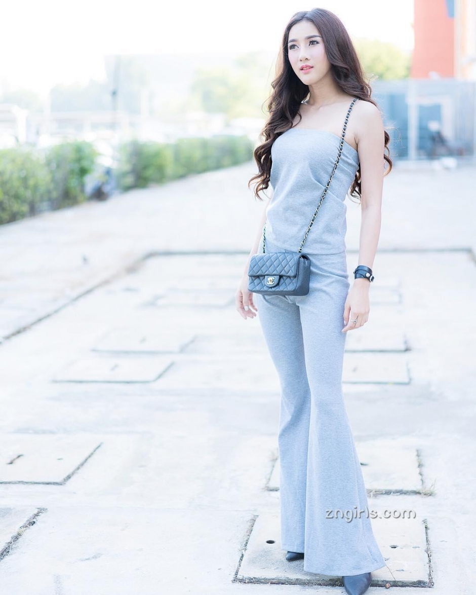 泰国车模Aomamp Narak户外写真酥胸诱人