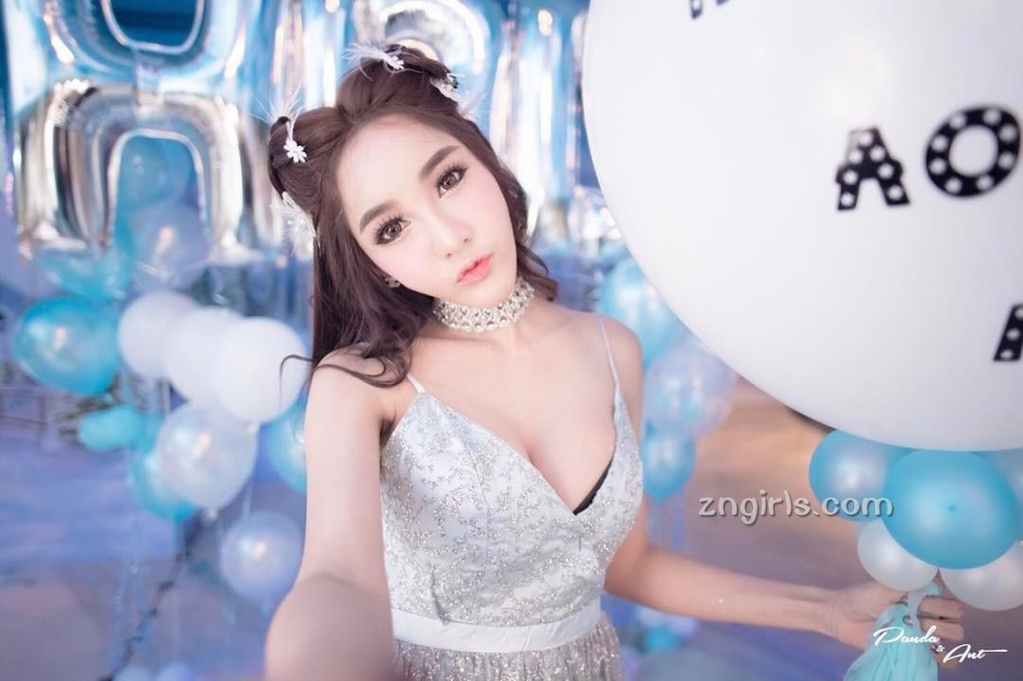 泰国车模Aomamp Narak户外写真酥胸诱人