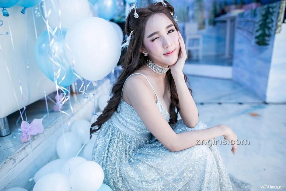 泰国车模Aomamp Narak户外写真酥胸诱人