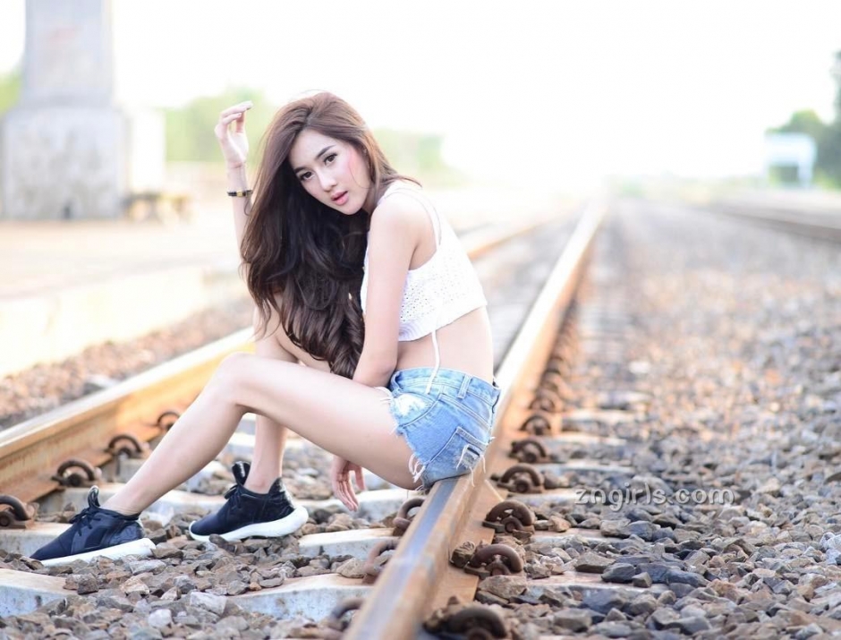 泰国车模Aomamp Narak户外写真酥胸诱人