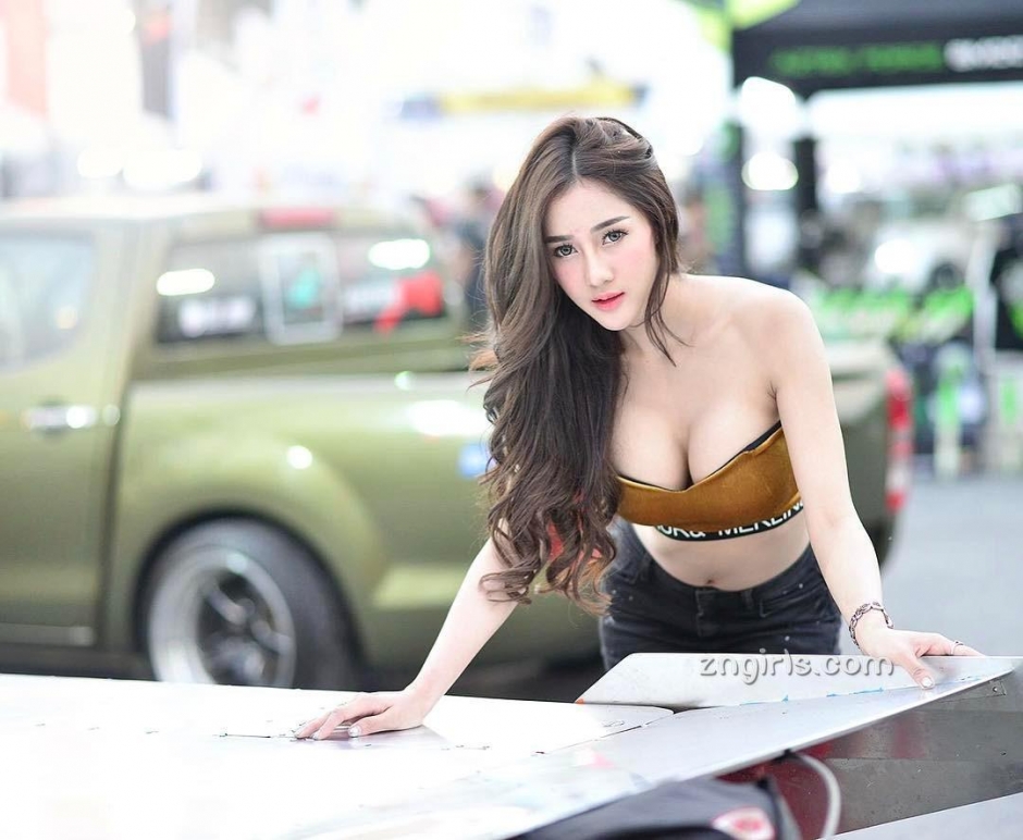 泰国车模Aomamp Narak户外写真酥胸诱人