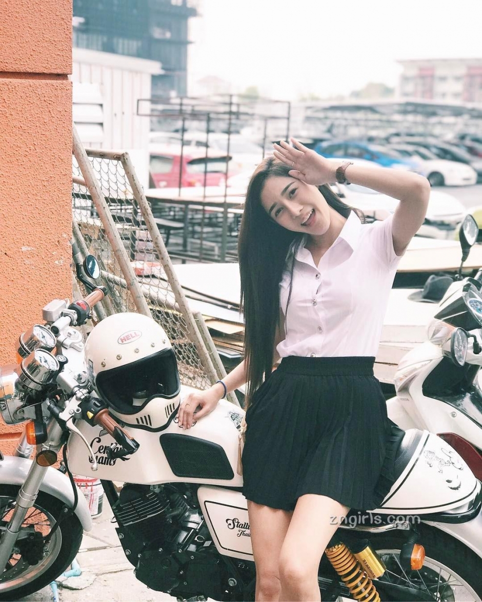 泰国车模Aomamp Narak户外写真酥胸诱人