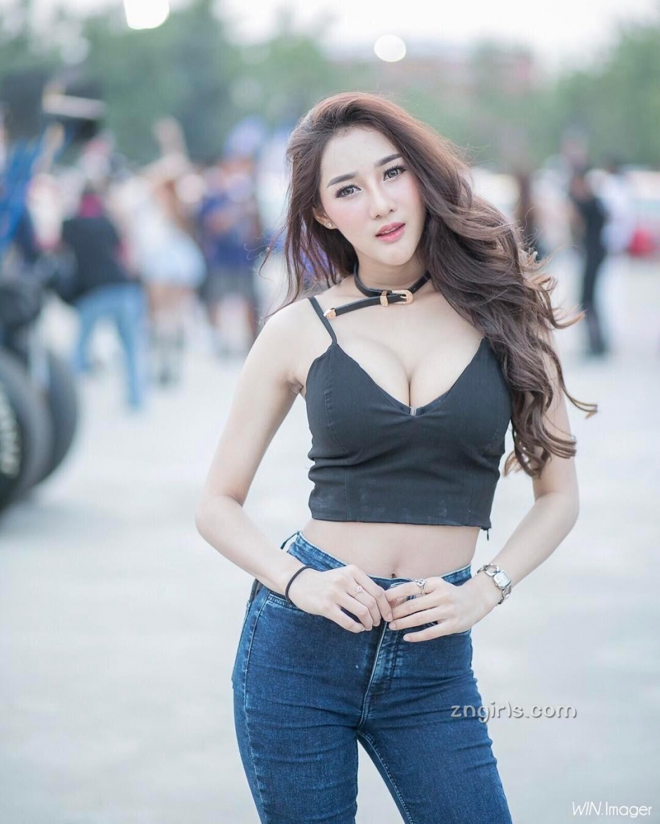 泰国车模Aomamp Narak户外写真酥胸诱人
