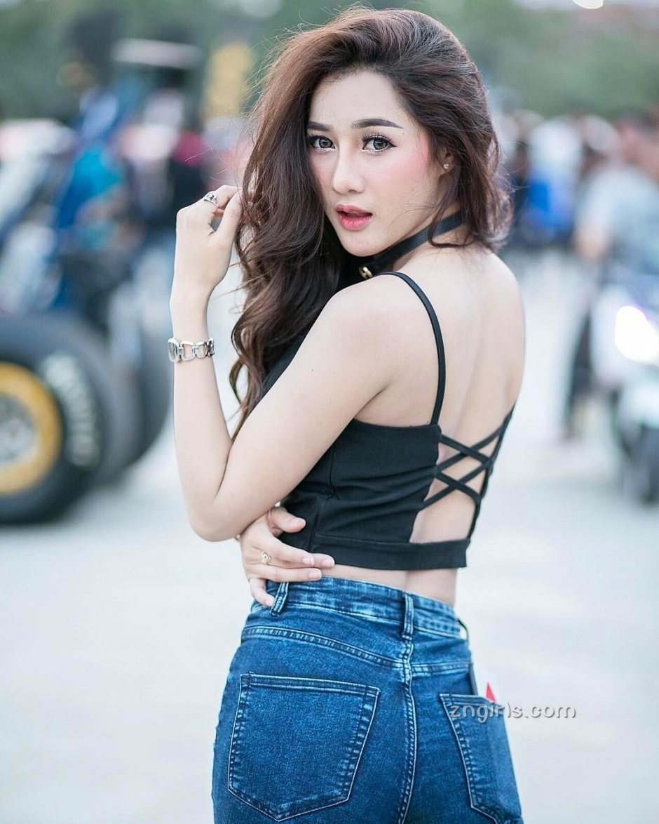 泰国车模Aomamp Narak户外写真酥胸诱人